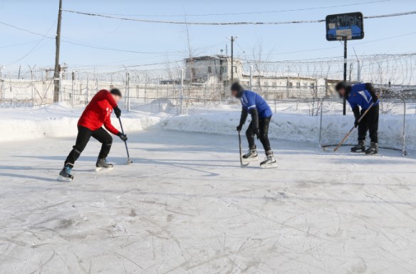 В исправительной колонии №1 Якутска осужденные соорудили каток для игры в хоккей
