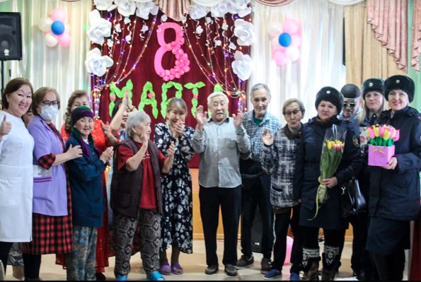 Сотрудницы ИК № 7 поздравили  женщин из республиканского дома-интерната Якутска