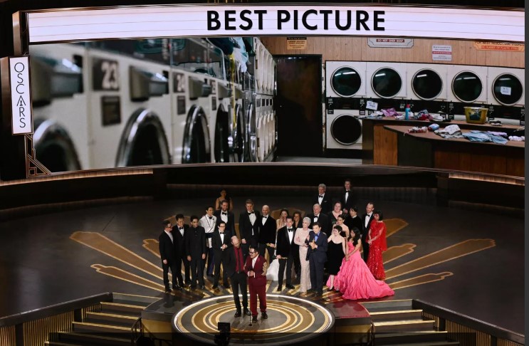 Картина "Все везде и сразу" завоевала "Оскар" в категории "Лучший фильм года"