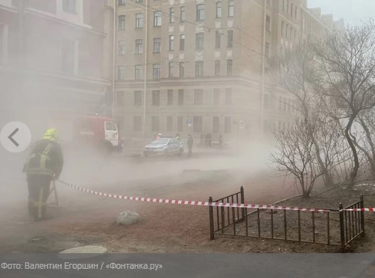 В Петербурге автомобиль с детьми провалился в яму с кипятком