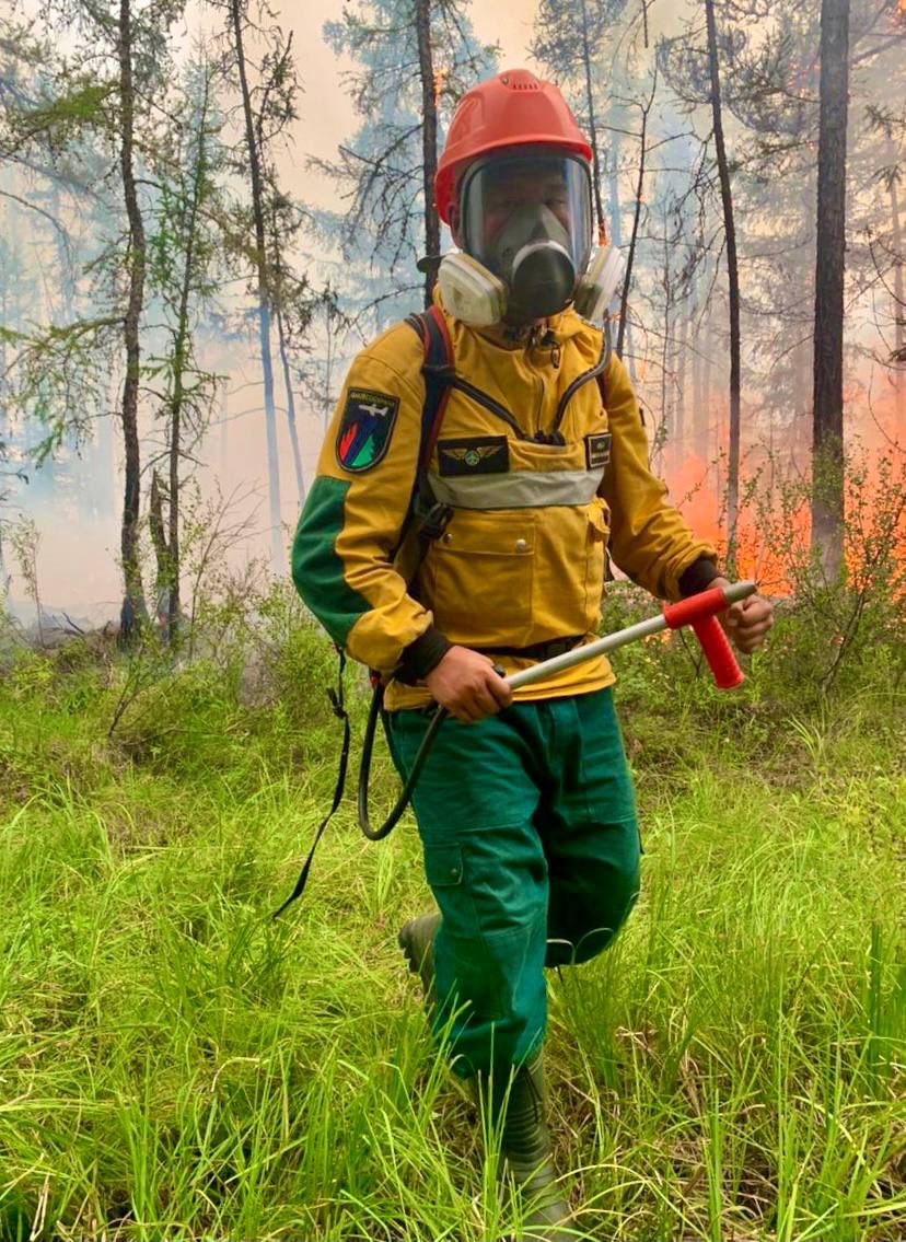 Парашютисты-пожарные Покровского авиаотделения ликвидируют пожар в Хангаласском лесничестве
