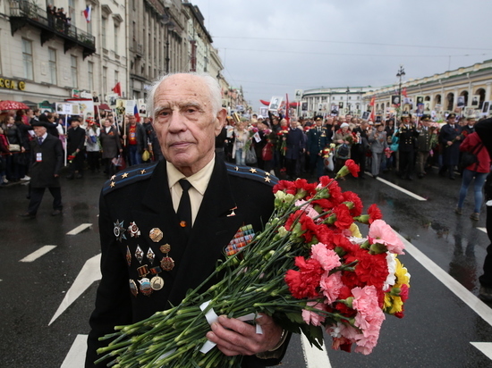 Стихийное шествие «Бессмертного полка» образовалось на Невском проспекте в Петербурге 