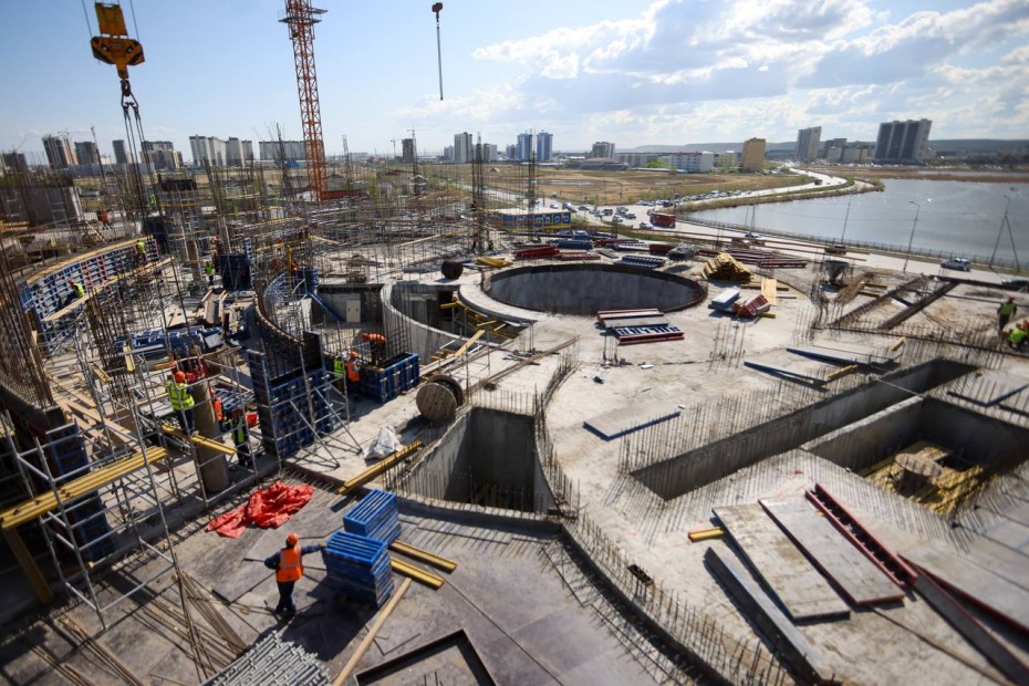 Айсен Николаев проверил ход строительства Арктического центра эпоса 