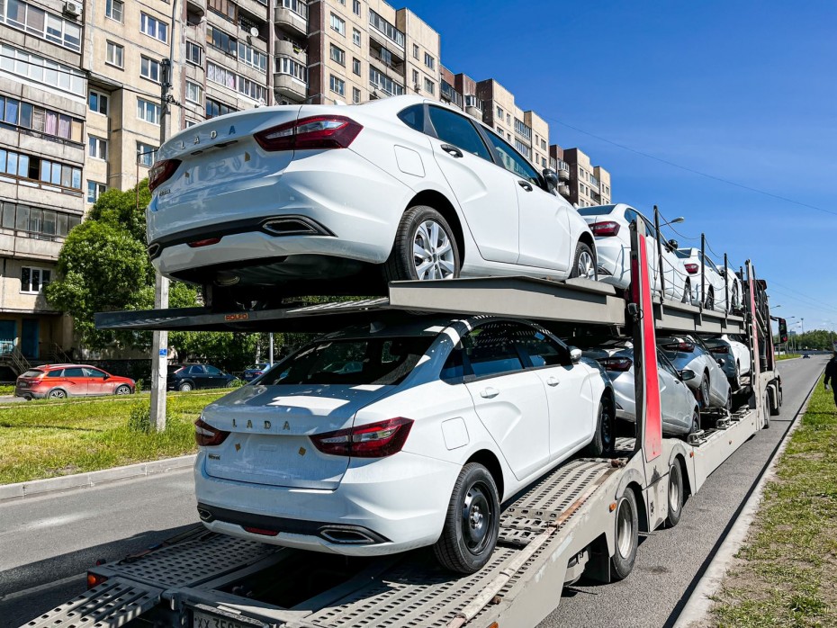 В Петербург прибыли новые автомобили LADA Vesta