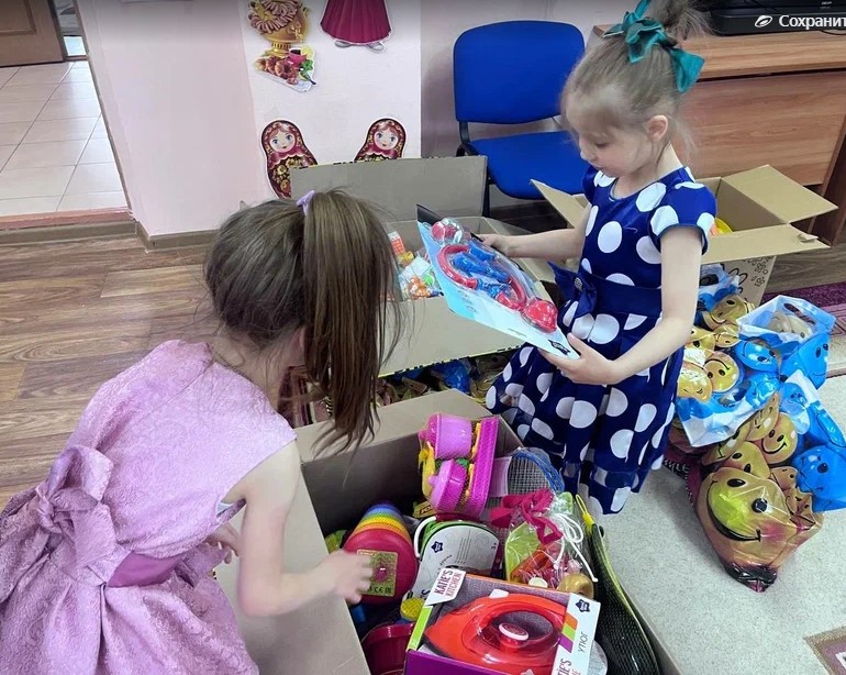 В Якутии воспитанникам двух детских домов вручили игрушки и сладости от компании «Колмар» 