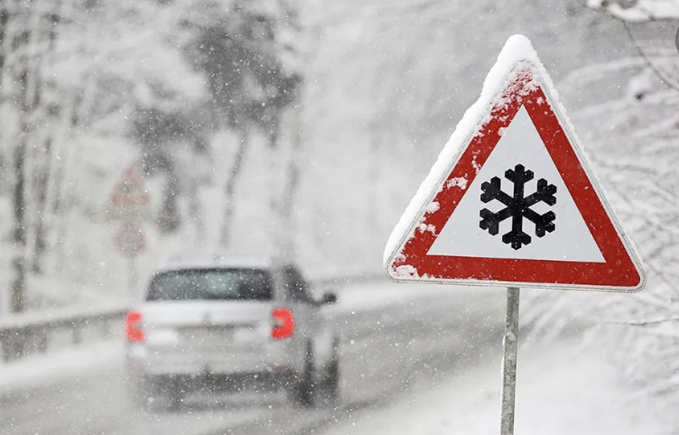 В связи с особо неблагоприятными погодными условиями движение на трассе «Лена» в Якутии ограничено