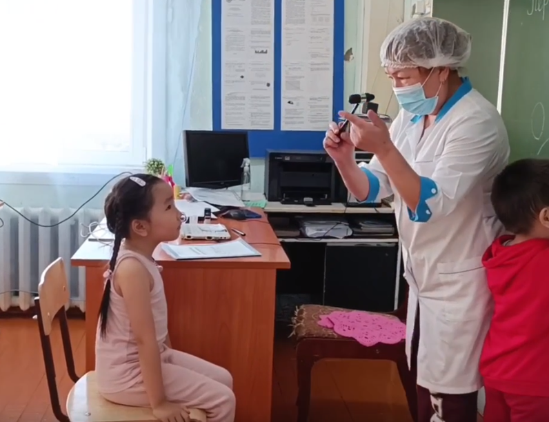 Детские «мобильные доктора» осмотрели более 320 детей арктического Абыйского района