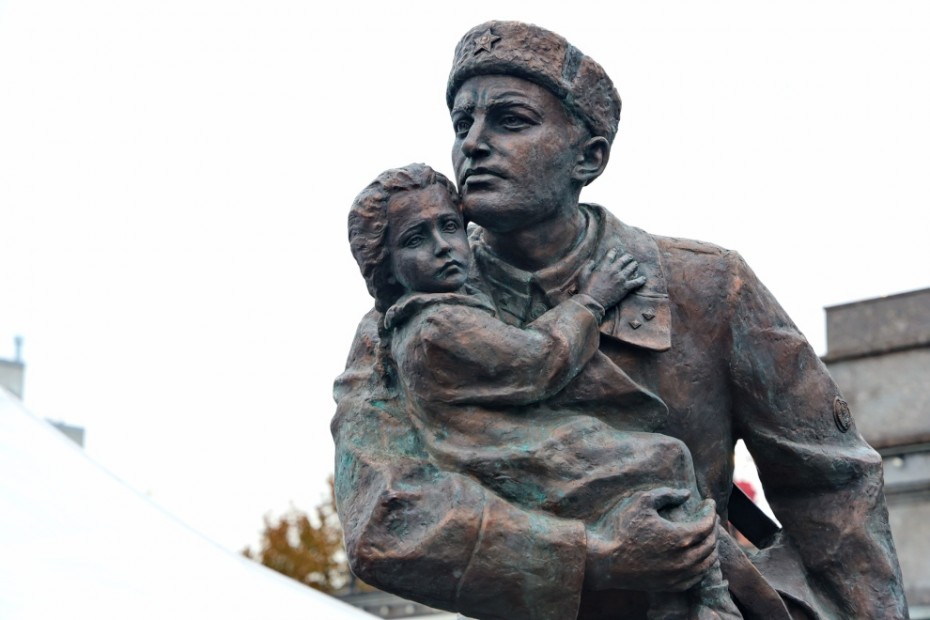 В Петербурге установили памятник сотрудникам милиции, погибшим в годы блокады