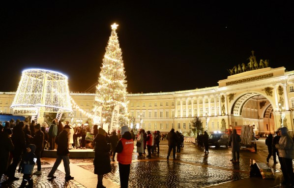 На Дворцовой площади Петербурга зажглась главная городская ель