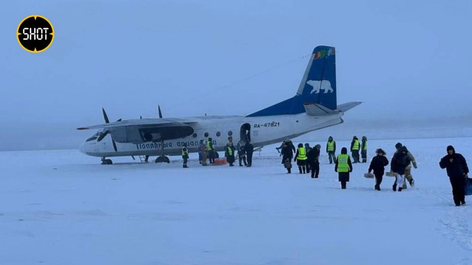 Пассажирский самолет промахнулся при посадке и сел на замерзшую реку в Якутии 