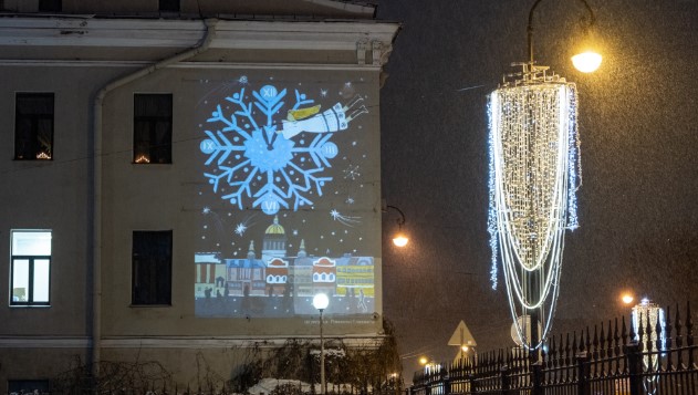 Новогодние световые проекции с детскими рисунками украсили фасады петербургских зданий