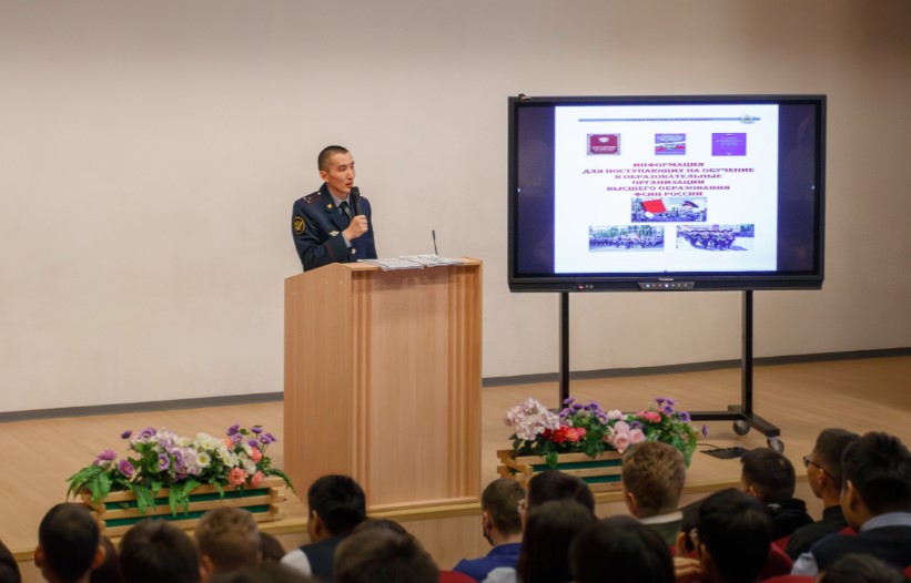 Сотрудник УФСИН Якутии выступил перед учащимся 9-11 классов Якутска