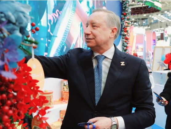 Губернатор Петербурга исполнит мечты детей, оставивших открытки на «Елке желаний» на выставке «Россия»