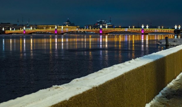 Факелы Ростральных колонн и подсветка мостов дополнят праздничное световое оформление Петербурга
