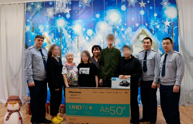 В Якутске сотрудники УФСИН подарили воспитанникам школы-интерната большой телевизор