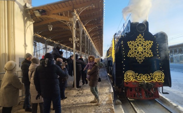 Поезд Деда Мороза прибыл в Петербург