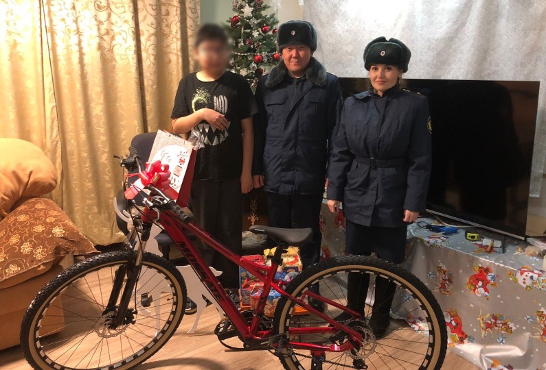 Сотрудники колонии-поселения в Якутске исполнили мечту мальчика о велосипеде