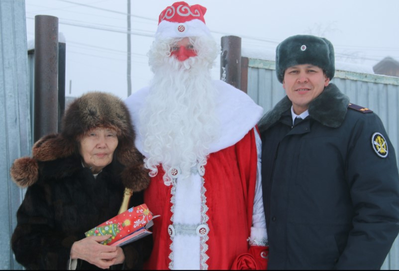 Сотрудники ЛИУ-5 в Якутске поздравили ветеранов с Рождеством