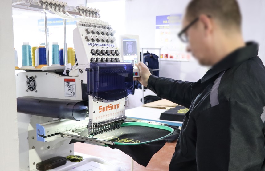 В колониях Якутии при исполнении заказов на швейные изделия широко используются вышивальные машины