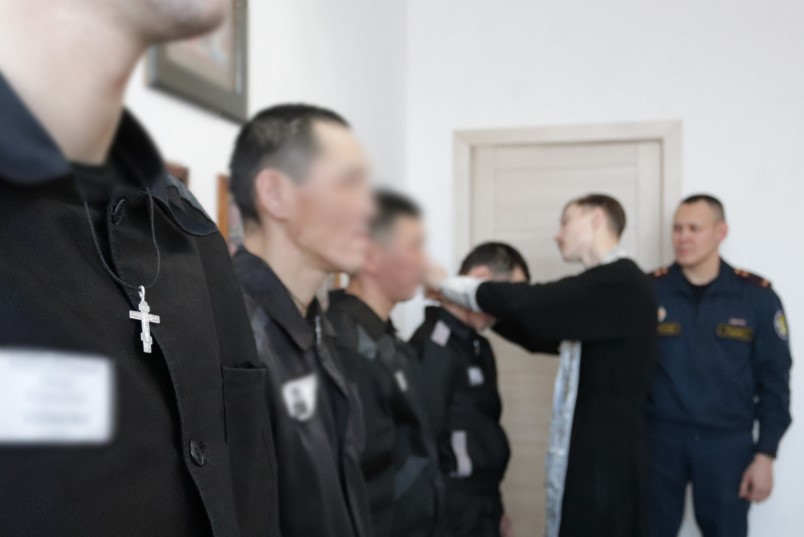 В лечебно-исправительном учреждении Якутска  № 5 осужденные приняли крещение