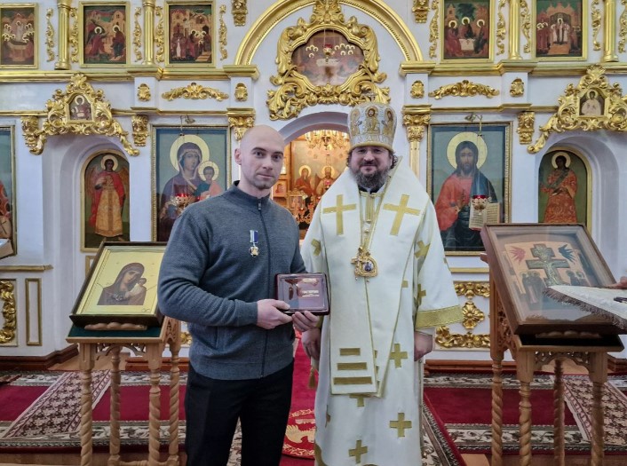 Архиепископ Якутский и Ленский Роман наградил сотрудника УФСИН
