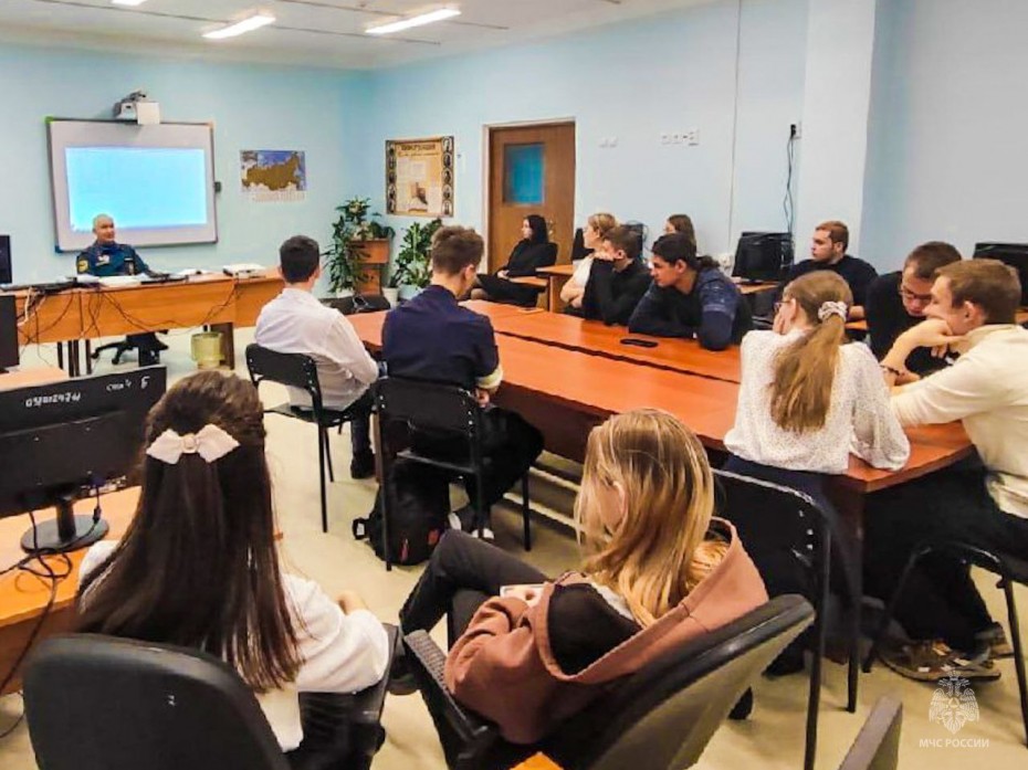 Выпускников школ Якутии приглашают на учёбу в вузы МЧС России