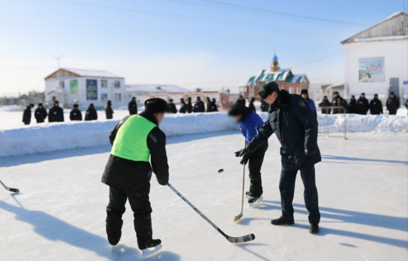 В исправительной колонии № 1 Якутска осужденные сыграли в хоккей