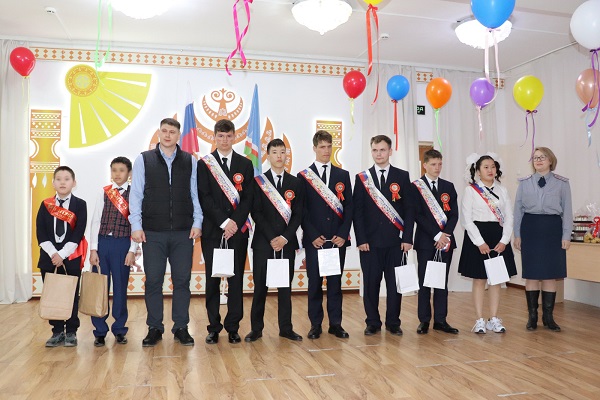 В Якутске сотрудники УФСИН поздравили детей сирот с последним звонком