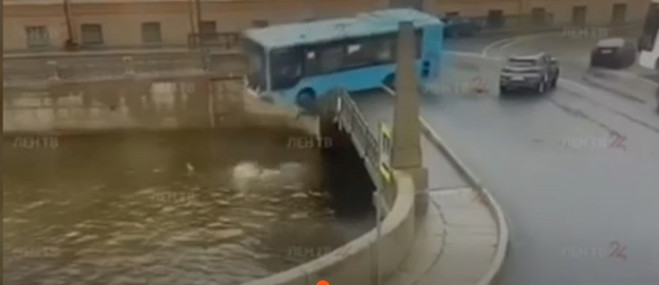 В Петербурге в реку Мойку рухнул автобус, погибли семь человек 