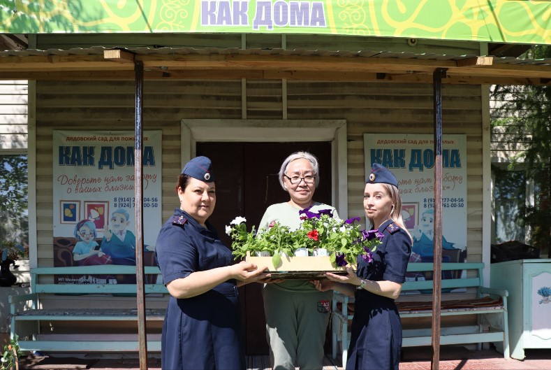 Женсовет СИЗО Якутска передал в пансионат для пожилых людей рассаду цветов 