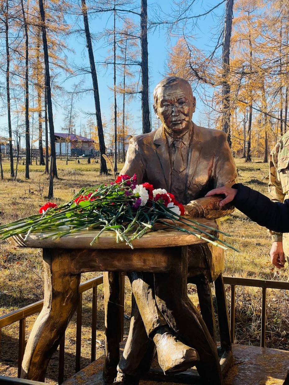 Памятник народному писателю Якутии Василию Харысхалу открыли в Амгинском районе