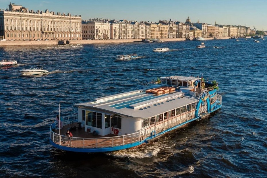 Школьникам из Курской области организовали экскурсию по водному Петербургу